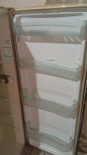 Geladeira  em bom estado tudo funcionando pq comprei uma nova tem todas as peças 
