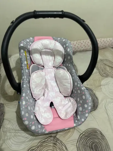 Um ninho novinho usado só uma vez e um bebê conforto marcas de uso