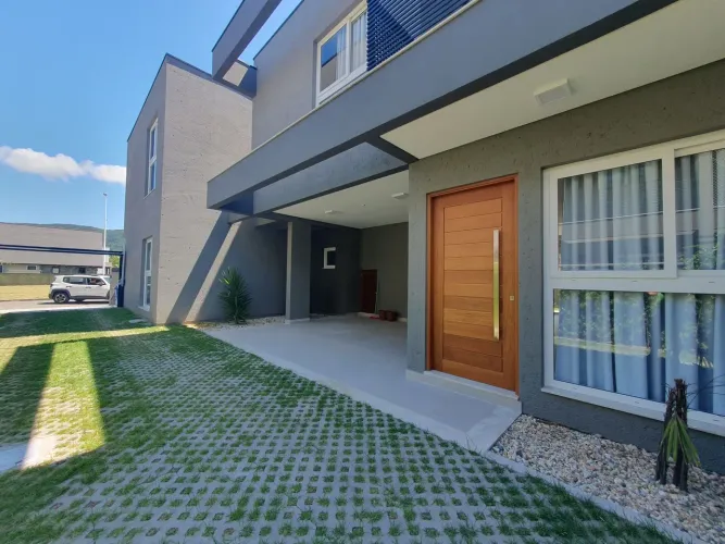 Casa com 3 dormitórios, sendo 1 suíte para alugar, Lagoa da Conceição - Florianópolis/SC