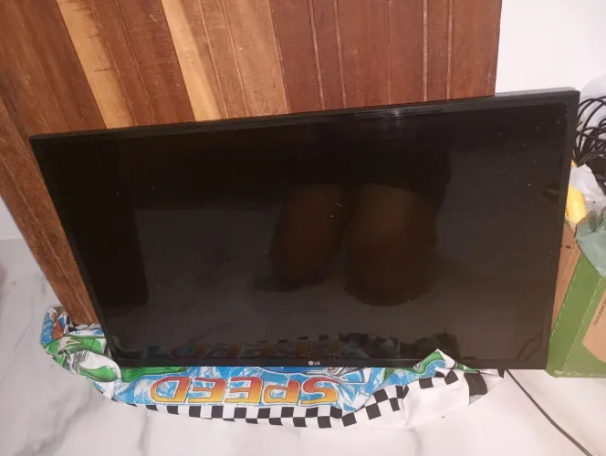 Vendo essa tv LG retirar peças