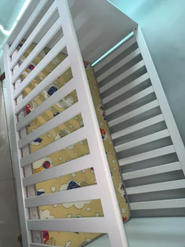 Vendo berço que vira mini cama, acompanha colchão.