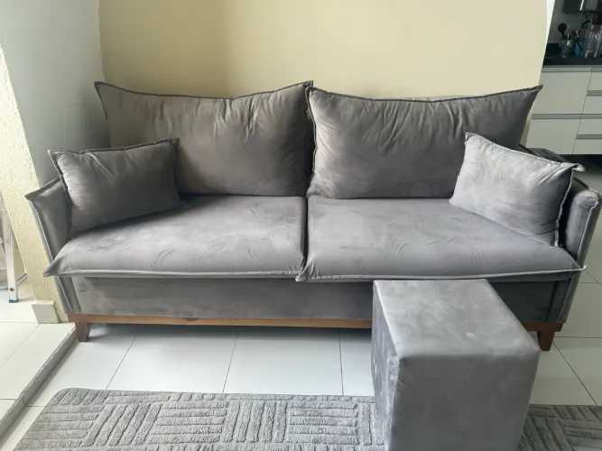 Vendo sofá novo com 2 almofadas e puff- apenas 2 meses de uso