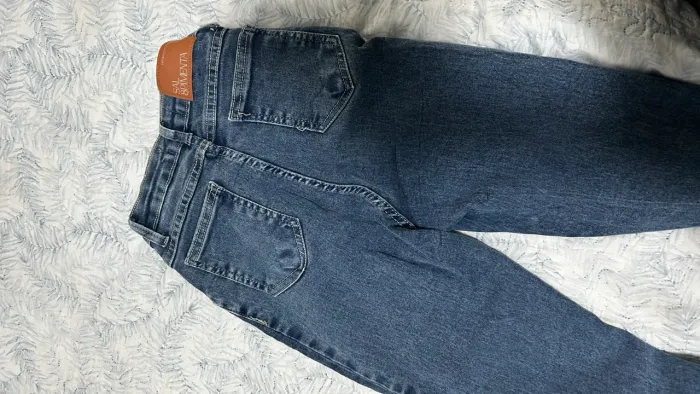 Vendo calça Jeans Sal e Pimenta Original, ótimo tecido e caimento no corpo.