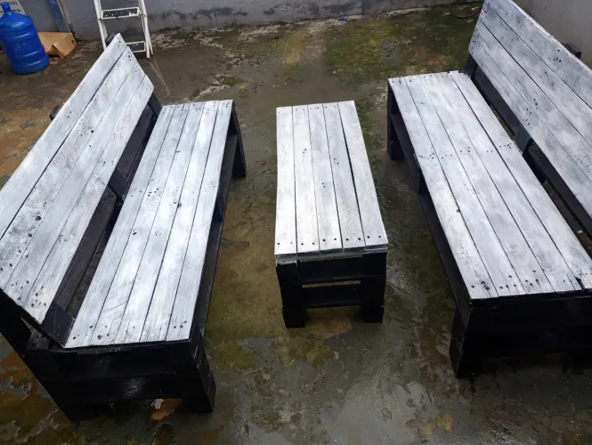 Venda de 2 bancos e mesa de madeira