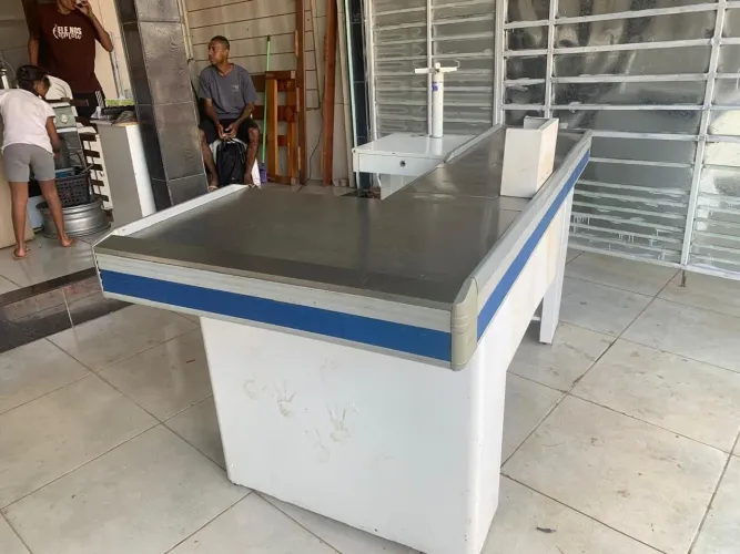 Vendo esse balcão semi novo dec1.500 por 800 me chama no WhatsApp Gabriel *