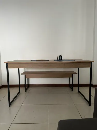 Mesa de jantar + 2 bancos
