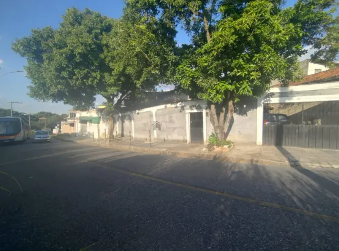 CASA INDEPENDENTE COM LOJA COMERCIAL.