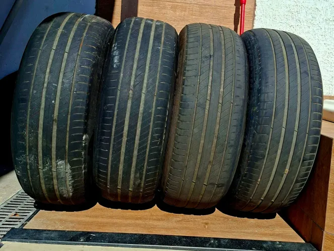 Vendo 04 pneu michelin muito conservados, nenhum deles chegou na marca de TWI 215/60/17
