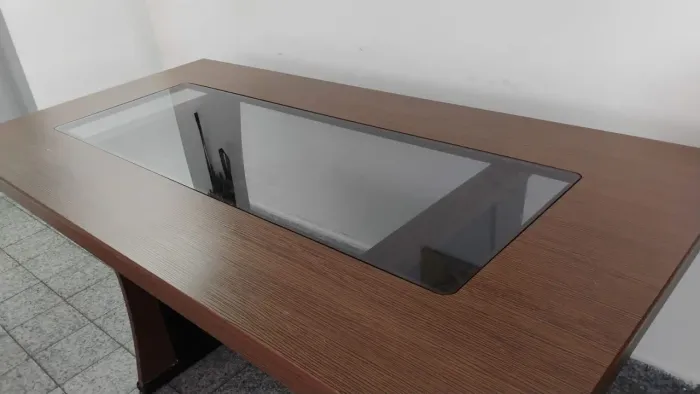 Mesa de jantar não acompanha cadeiras, somente o pé foi reforçado. 