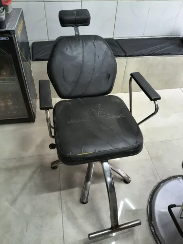 Cadeira de barbeiro e salão reclinável funcionando perfeitamente 