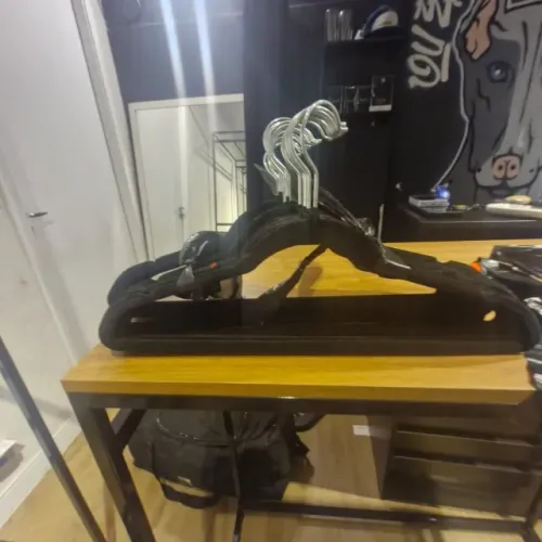 Lote com 143 Cabides em Veludo Preto