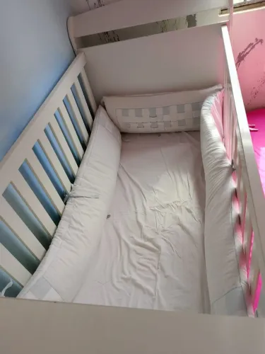 Berço infantil com protetores