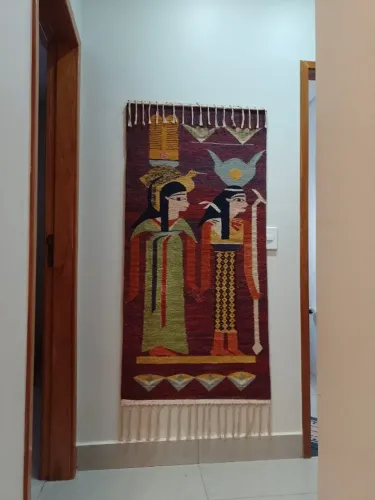 Tapeçaria egípcia com suas figuras