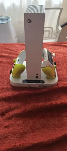 Xbox series S com 2 controles e base