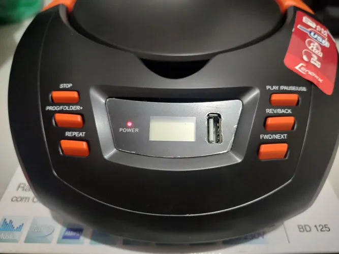 Rádio Portátil Lenoxx BD125 CD USB.