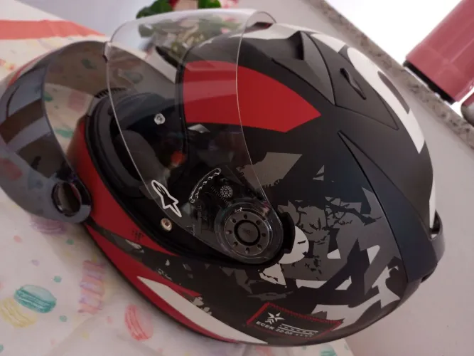 Capacete Shark pouquíssimo usado. Excelente estado.