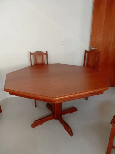 Mesa oitavada com 8 cadeiras