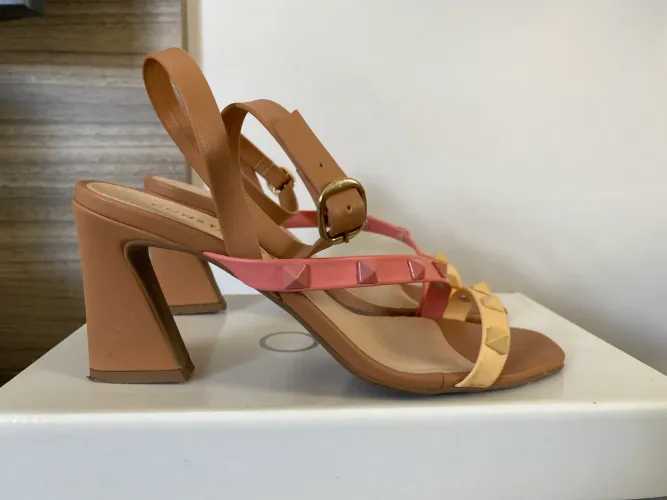 sandália constance salto bloco caramelo 35