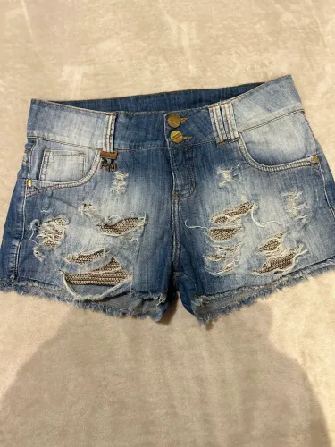 Short Jeans Republica Mix - Detalhes em Paetê e Barra Desfiada - Tam 40 (grandinho)