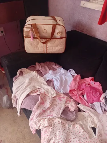 Vendo lote de roupinhas saída maternidade nunca usada macacão todos novo jogo de bolsa