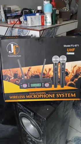 Vende-se kit de 2 microfones sem fios j&f semi novos funcionando tudo perfeitamente.