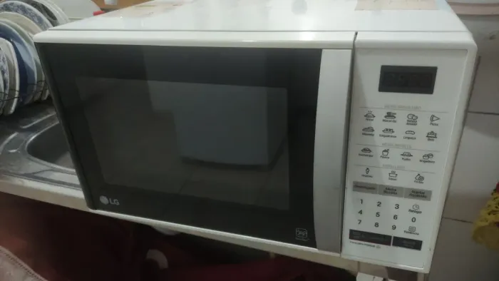 Microondas LG 23 litros 220litros em perfeito estado só não estar ligando *