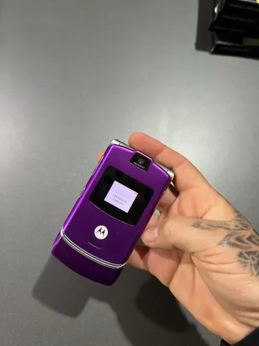 Celular antigo Motorola v3