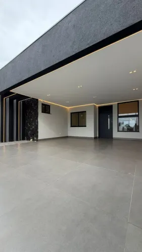 Casa à Venda com 3 quartos, 2 suítes, 3 vagas e 200m² por R$ 950.000