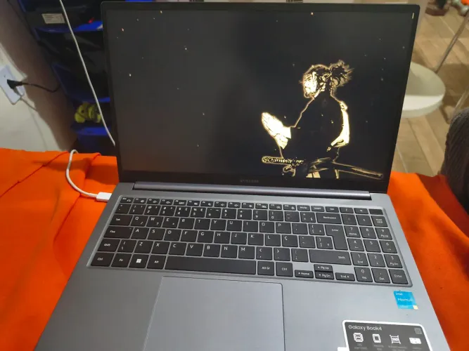 Notebook galaxy book4 Intel u300+ acessórios pra acompanhar