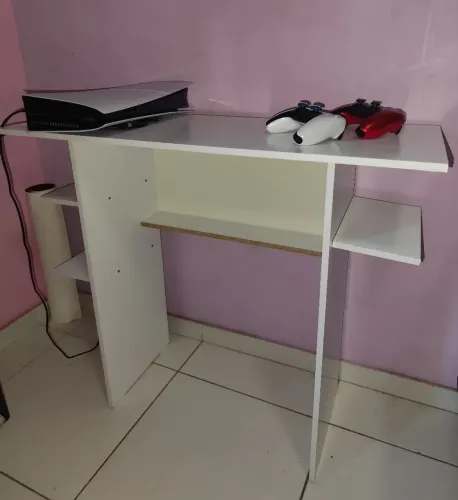 Mesa Escrivaninha Branca com 3 Nichos - Nova (Menos de 1 mês de uso)