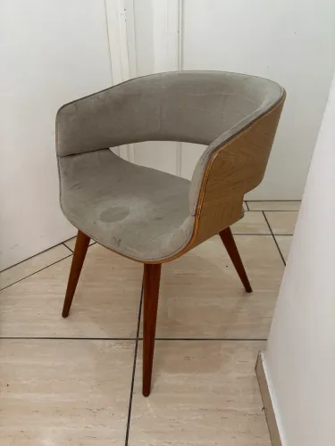 Poltrona Betina Madeira Vintage para sala