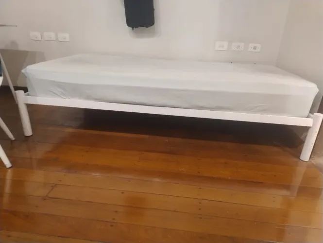 Cama Solteiro Tok&Stok Metal Branca + Colchão Japonês Alta Densidade