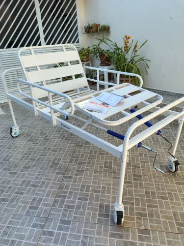 Cama manual nova dellamed freio 4 rodízios entrego