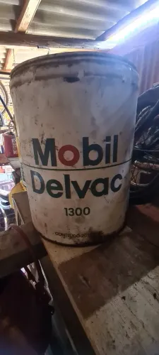 Antigo galão Mobil