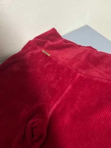Calça veludo vermelha 