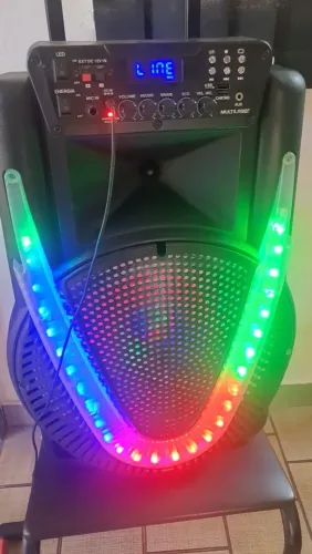 Aparelho de som Multilaser com luz RGB karaokê e rádio