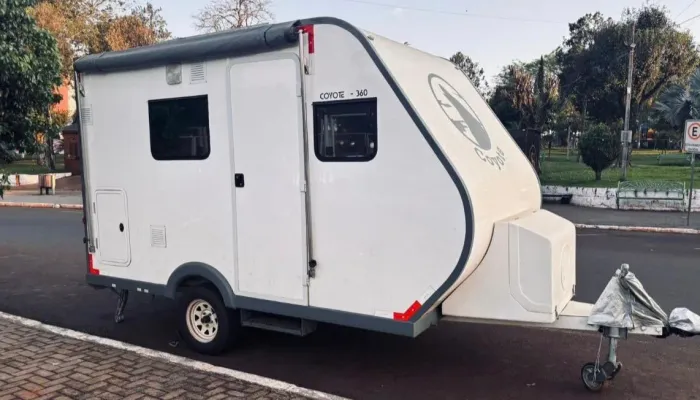 Trailer Coyote 360 2022 Completo - 3.000 km - 2 Placas Solares
