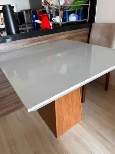 450 reais - Mesa sem vidro para 4 lugares sem cadeiras 