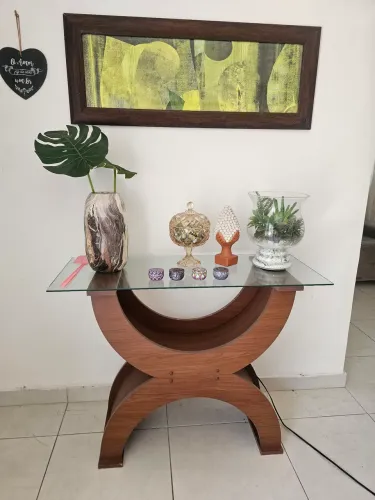 Aparador com tampo de vidro