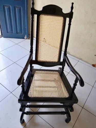 Venda de cadeira de balanço em palhinha 
