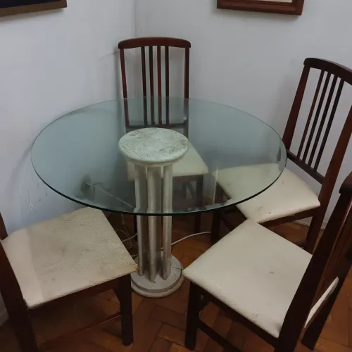 Vendo mesa Redonda pé em mármore estilo coluna com tampo de vidro bisotado de 1mt.