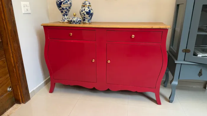 Aparador estilo clássico vermelho