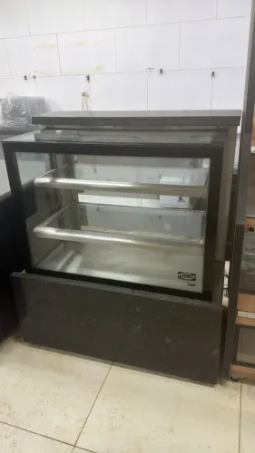 Balcão quente para salgados em perfeito funcionamento. Valor: 4.000,00 reais.