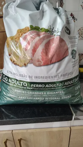 Vendo ração Biofresh lombo suino raça grd e gig.O cão não adaptou o tamanho do grão 