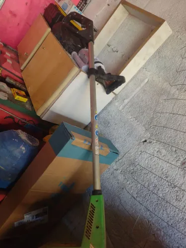 Vende se máquina de aparar grama.