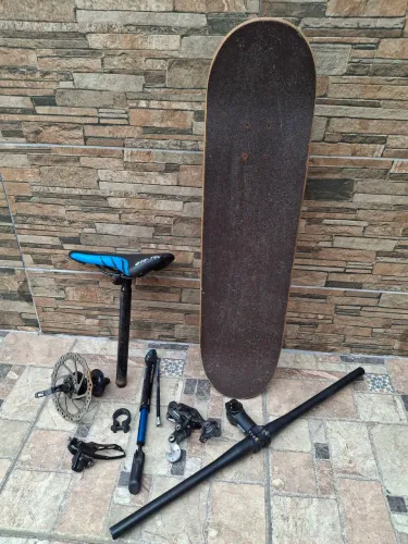 Acessórios para bicicleta e skate em bom estado.