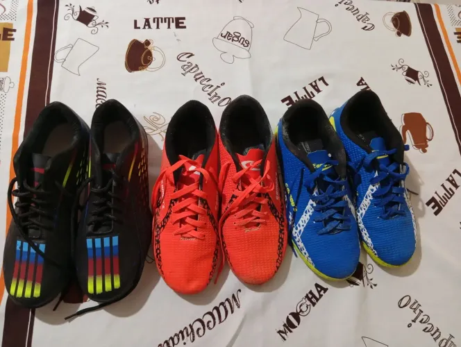 VENDO 2 PARES DE TÊNIS FUTSAL E 1 PAR DE TÊNIS SOCIETY 