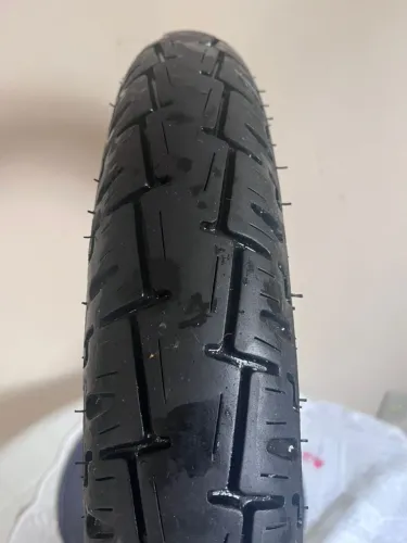 Vendo pneu dianteiro, vipal com apenas um mês de uso . Pneu com câmara .