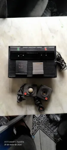 Console Atari 2600 Antigo + Controles e Cartuchos (Não Liga / Para Conserto ou Peças)