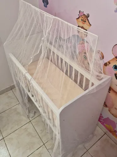 Mini berço para bebê com colchão e tela de mosqueiro 